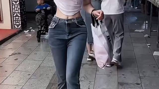 小帅连夜打车跟小美跑了我已经哭了一整天