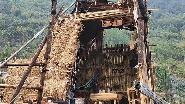 欢迎来到百菜园，天气干旱，菜地每天都要浇水