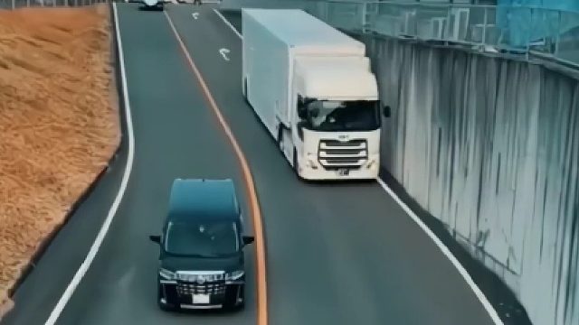 这才是真正老司机，没有技术开不了半挂！
