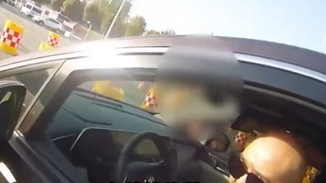 男子嫌丢人将老婆选的250车牌拆下