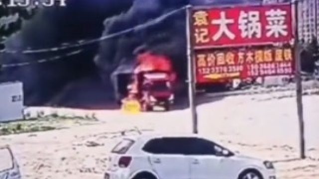 货车起火司机冒险开到空地