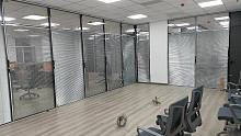 赛勒尔办公室活动玻璃隔断