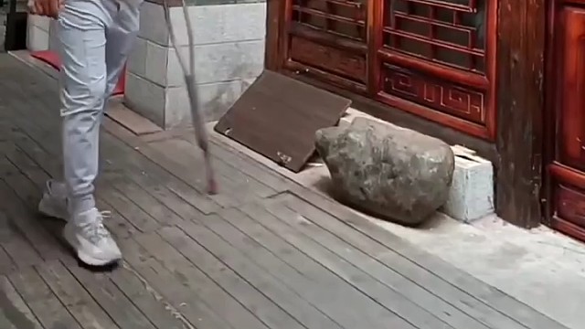 根据病变部位不同，共济失调可分为四种类型：①深感觉障碍性共济失调;②小脑性共济失调;③前庭迷路性共济