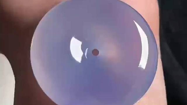 紫罗兰平安扣
个头大又饱满，水润秀气，带着仙味儿。
尺寸40.8-10.8mm