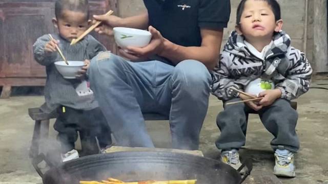 大家好我是农村小杨爸爸妈妈都出去务工了、我一个人在家带着两个弟弟一起生活照顾他们的饮食起居第一次玩虎