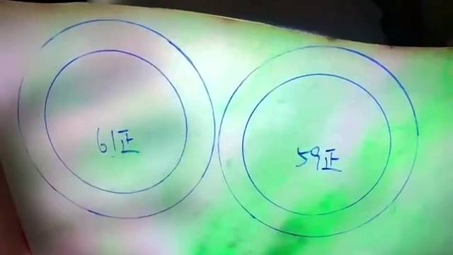 【飘阳绿片料】

玉质细腻底子干净颜色青白交映一抹抹清新鲜活