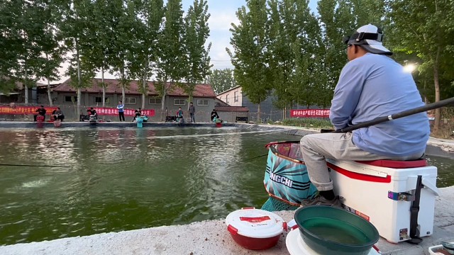 体验完淄博烧烤后再体验淄博黑坑小炮