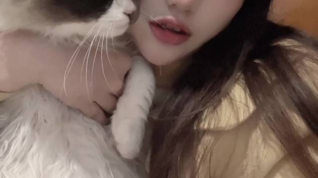 投个票吧，我和她谁更上镜