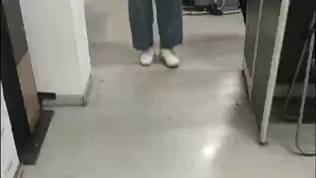 小脑萎缩共济失调是由于小脑控制平衡及运动功能障碍所致的共济失调。常在中老年时期发病，起病缓慢，随年龄