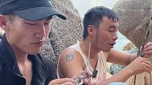探索兄弟生存：上山下海找食物，最终通过努力吃上美味烤鱼