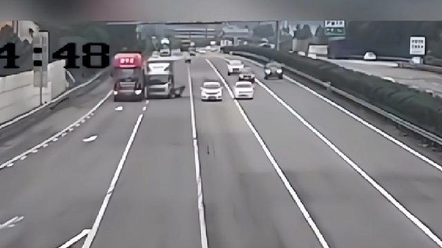 惊险一刻！两车同时违法变道致大货车连撞两车后侧翻