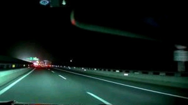 导航刚提醒“前方有交通事故”，紧接着大车上巨石滚落砸中旁边小车！