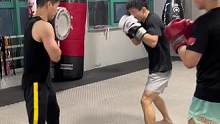 當(dāng)教練拿靶這活也不好干，早上起來胳膊疼！#日常訓(xùn)練 #泰褲辣