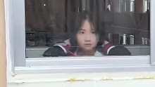 投稿 女生对着窗户照镜子，下一秒被发现有点甜！！！