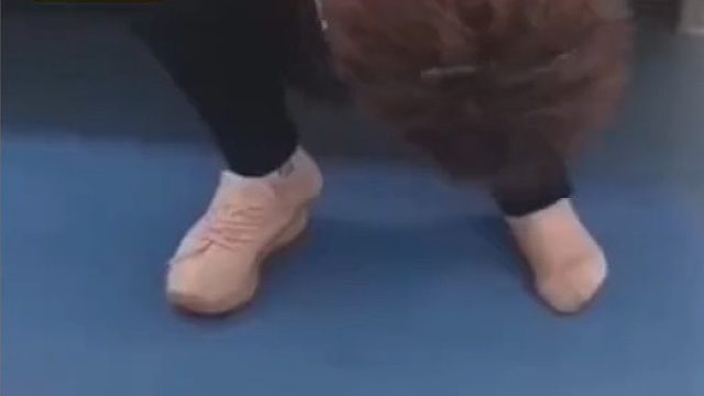 什么人这是？怎么还给人留一只呢？