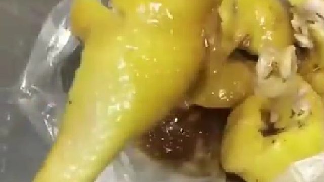 网友打包鸡腿，打开后才发现鸡腿被老板”移花接木“