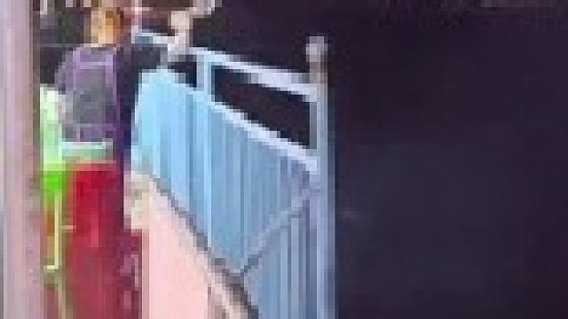 女子清理餐桌直接将垃圾扔海里，拍摄者：动作很娴熟，估计是已经倒了很多次