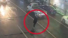巧了！男子过马路不走斑马线，司机开车经过分心驾驶。。。