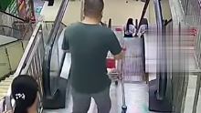 男子下扶梯没拉购物车，购物车在电梯上滚落下去