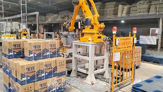 五一期间工人们都放假了，机器人可以不放假，一天24小时工作不怕冷不怕热不怕工伤，
几个工人一年的工资