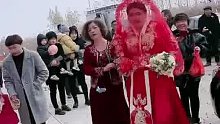 喜婆婆热情迎接儿媳进家门