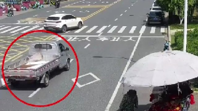 “你为什么不让我”？小货车“路怒”故意别停后车。