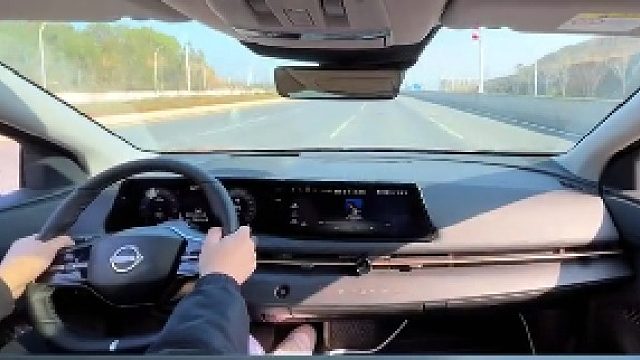 猛踩油门和慢慢开哪个更伤车？