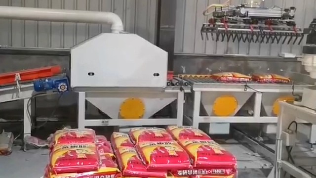 工厂自动化大势所趋，工业机器人已经悄无声息的代替了我们的工作。#码垛机#码垛机器人