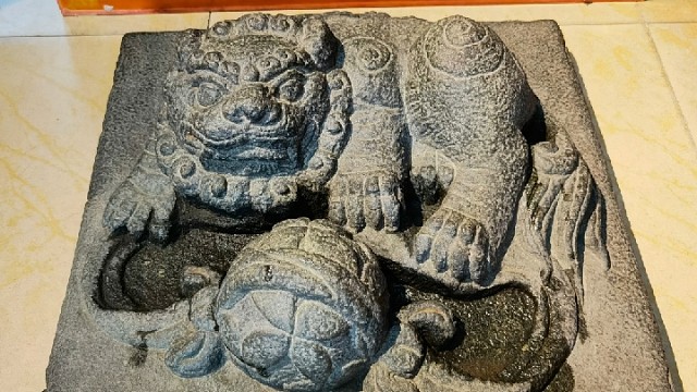 民国高浮雕绿豆青石雕狮子戏球摆件