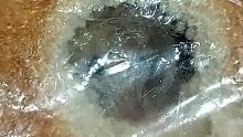 网友在面包里俩发现两只小眼睛，这是美味鼠堡吗？