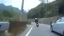 骑手山路疯狂压弯，车轮打滑骑手被甩山下