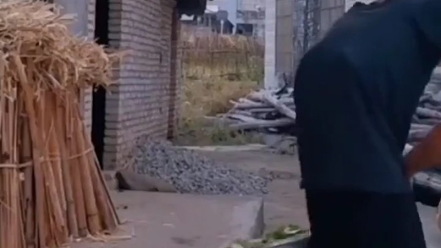 此病主要表现为肌肉逐渐萎缩，患者逐渐失去自主活动的能力，像是被冻住了一样，因此也被称之为“渐冻症”