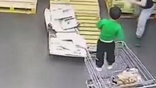 家长拖行购物车致男孩坠地昏迷