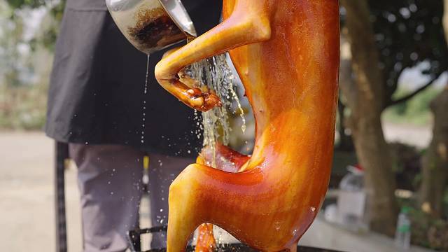 皮脆金黄，皮脆肉香，色泽红润有光泽，玉林脆皮狗肉香