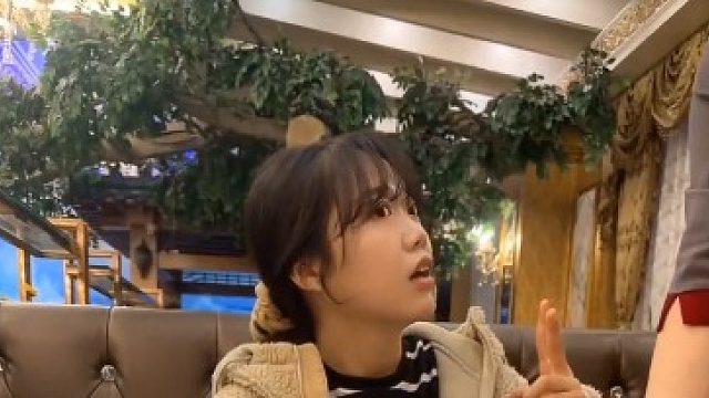 中国男友带着韩国女友去朝鲜在中国开的饭店，没想到
