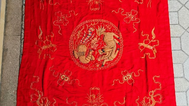 民国时期金葱线刺绣瑞兽中堂绣图一幅