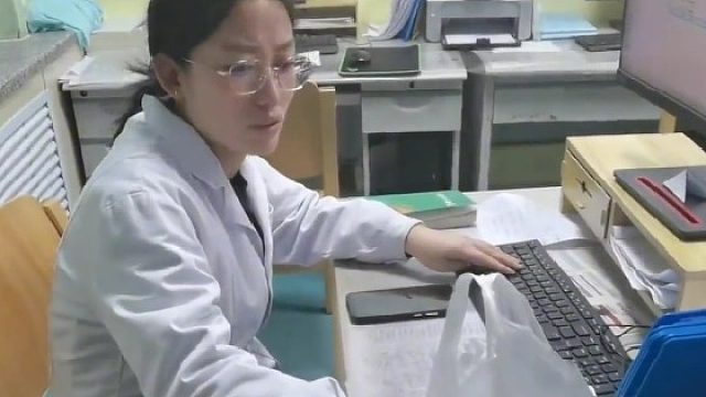 男子给值班的妻子送饺子，妻子的反应出乎意料