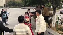 新娘：无所谓 反正我会出手
