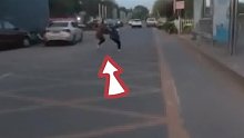 孩子突然横穿马路，妈妈一把他拉回狠狠“教育”，网友：这一脚踢出来他的童年