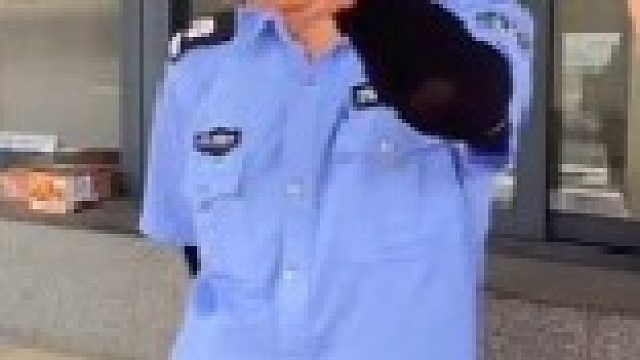 家长带孩子准备进深圳大学被拦下，质问保安：我们是纳税人为什么不让进？