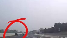 高速连续变道导致严重追尾，被撞车自己群内吹嘘自己无责引众怒。被网友扒出其曾经将一辆轿车逼上花台。