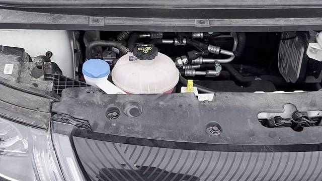 海豚雨刮喷水壶，冷却液壶，刹车油壶在那里，分别如何使用