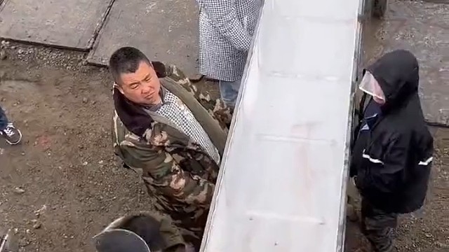 没看懂这个操作，一边四个人，一边一个人