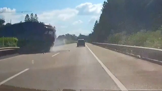 行车记录仪视角：行车注意安全，控制好车速，安全第一