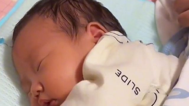 女子被呼噜声吵醒，打醒老公后发现竟然是宝宝在打呼，宝爸_有本事把他弄醒