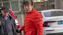 “我既不讲理也不要脸！”老人占用消防通道停车，女子好心提醒反