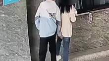 女子柜台旁玩手机，被陌生男子靠近，被发现后若无其事走开