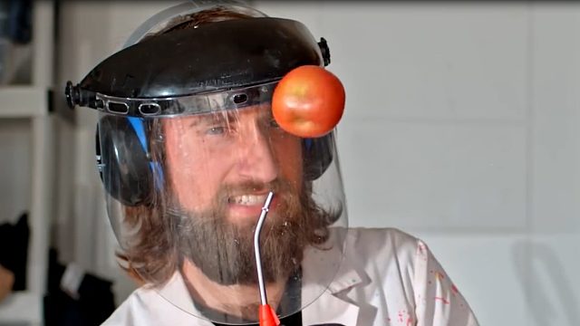 把点燃的网球击飞，再放慢镜头100倍，神奇的现象发生了