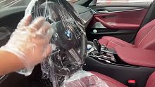 网友买新车回家半年没开过，轮子也没着地，全车用塑料薄膜覆盖，他这样为了什么？
