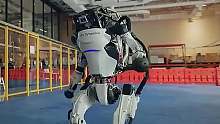 沉寂许久的波士顿动力机器演示新技能，画面细节让世人看到了强大的爆发力和协调性！